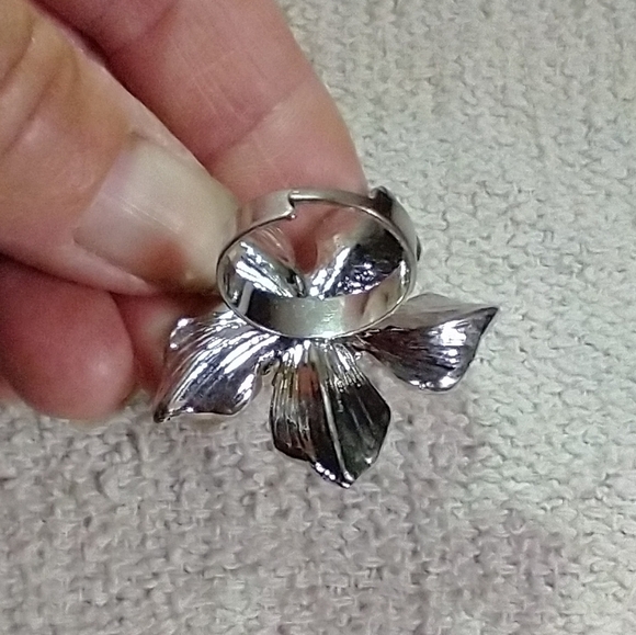 Silvertone flower 💐🌹 floral adjustable ring 💍 large - Picture 3 of 4